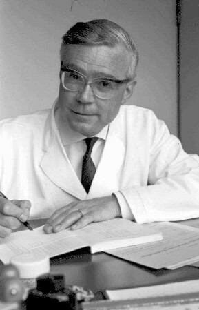 Freiburg: Hygieneinstitut; Prof. Hummel; Portrait am Arbeitstisch