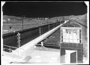 Staustufe Limbach. Blick von der Feldwegbrücke am Unterhaupt auf die Schleuse, auf Wehr und Kraftwerk.