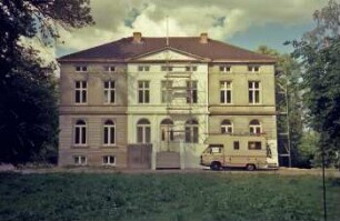 Dorfstraße 45: Hof Mönkhagen: Gutshaus: bei Restaurierung: Eingangsfront: mit Mittelrisalit, Flachgiebel, Eingangsportal, Freitreppe: davor Gerüst, an Gebäudeseite Gerüst: teilweise Neuanstrich