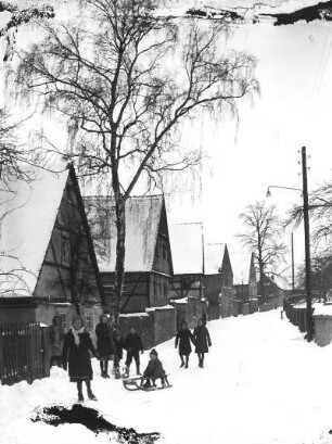 Bubendorf. Dorfstraße mit Kindern mit Schlitten