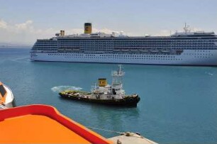 Katakolon - Kreuzfahrtschiff : Ein Kreuzfahrtschiff der italienischen Reederei Costa liegt im Hafen. Aufgenommen am 28. Juni 2010 in Katakolon