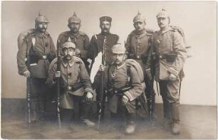Hohburg-Lüptitz. Windmüller der Holländermühle auf dem Wolfsberg Alwin Vetter (1.von links) als Soldat des 1. Weltkrieges, Ansichtskarte