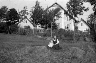 Frau mit Kind vorm Forsthaus Jöhstadt