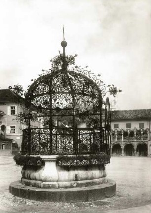 Bruck an der Mur, Brunnen : Brunnen. Stein, Schmiedeeisen (1626 Steinkranz). Bruck an der Mur, Hauptplatz, Nordseite