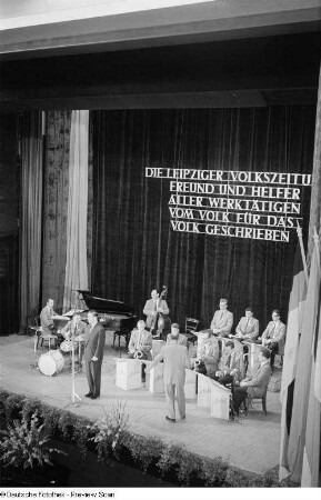 Das Orchester Alo Koll bei der Festivität zum 60jährigen Bestehen der Leipziger Volkszeitung