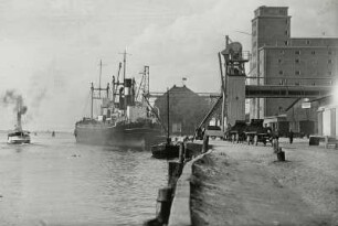 Wismar, Hafen : Wismar. Hafen. Frachtdampfer "Elbe" am Kai, rechts pneumatische Förderanlage