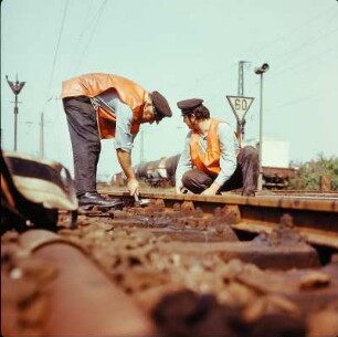 Reichsbahndirektion Dresden. Gleisbau. Facharbeiter für Eisenbahnbautechnik mit Signalwesten bei Reparatur einer Weiche