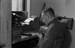 Musikinstrumentenbau Klingenthal : Musikinstrumentenbau Klingenthal. Harmonikabau. Werkstatt mit Instumentenbauer bei der Herstellung von Mundharmonikas