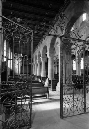 Schwarzach: Romanische Kirche; Durchblick durch Gittertor
