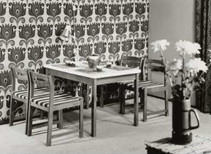 Stuhl mit gepolsterter Sitzfläche (Modell R 16) : Eßtisch mit Stühlen (1974)