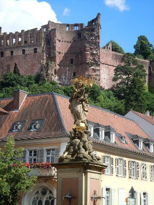 Heidelberg - Schlossruine : Blick über den Karlsplatz mit dem Marienstandbild zur Schlossruine. Aufgenommen in der historischen Altstadt von Heidelberg am 13. Juli 2010