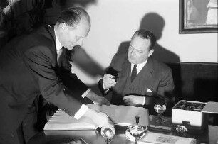 Freiburg: Rathaus, Amerikanischer Botschafter George C. Mc Ghee, Generalkonsul Paul Sweet, Dr. Clark beim Oberbürgermeister