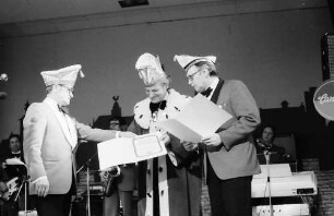 Freiburg: Kolpinghaus; Vizepräsident der Karnevalsgesellschaft Rot-Weiss Speyer, Dr. Pfützer; Präsident der Badisch-Pfälzischen Karnevalsgesellschaft, Leo Mutzbauer, Freiburg; Richard Fahr, Breisgauer Narrenzunft am Pult