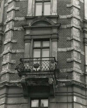 Görlitz, Landeskronstraße 9. Wohnhaus mit Läden (um 1890). Balkon Ecke Löbauer Straße