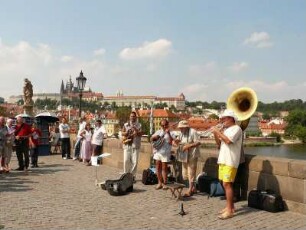 Musiker auf der Karlsbrücke, Blick zur Prager Burg