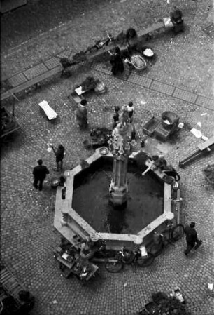 Freiburg: Blick vom Münster; Brunnen