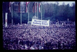 Maikundgebung/ Menschenmenge, Transparent „Berlin grüßt Ludwig Erhard“