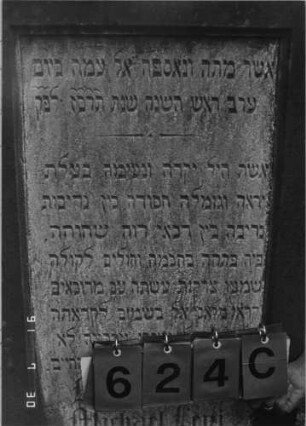 Grabstein 624 (Index: 99790889) Maße HxBxT: 106x57x30 cm Symbolik: nach unten gehaltene Fackeln: Grabstein 624C (Nachholaufnahme)