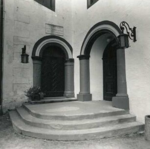 Neuhausen (Erzgebirge). Schloss Purschenstein. Schlosshof mit Portalen zum Treppenturm und zum Wohnflügel