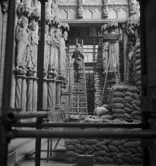 Hans-Adalbert von Stockhausen (links) und ein weiterer Fotograf beim Fotografieren der Gewändefigur von Johannes dem Täufer am mittleren Nordportal der Kathedrale Notre-Dame in Chartres (Aufnahme im Rahmen der Fotokampagne im besetzten Frankreich)