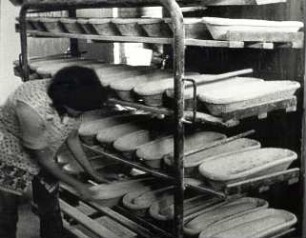 Bäckerei in Wentdorf/ See : Nahrung - Backen. Ort: Wentdorf/ See, Kreis Luckau. Bäckermeister Bruno Schulze backt Sechs-Pfund-Brote im Holzofen (1979). (ehemalige Windmühle)