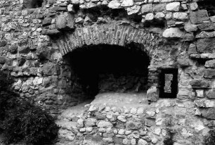 Staufen: Staufener Burg; Mauerfenster und Nischen