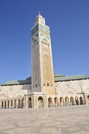 Casablanca - Moschee Hassan II. : Die zwischen 1987 und 1993 erbaute Moschee Hassan II. bietet 25 000 Personen im Innenraum Platz. Das Minarett ist mit 200 m das höchste der Welt. Aufgenommen in Casablanca am 11. Oktober 2009. Foto Uwe Gerig