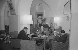 Besucher des Ausstellungstreffes in der Unteren Wandelhalle während der Frühjahrsmesse