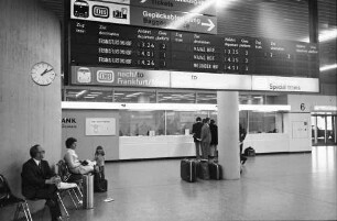 Frankfurt: Flughafen; Deutsche Bahn-Zeittafel am S-Bahn Eingang