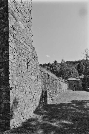 Burgruine (Burg, Bruchsteinmauerwerk); Hatzfeld, Der Burgberg