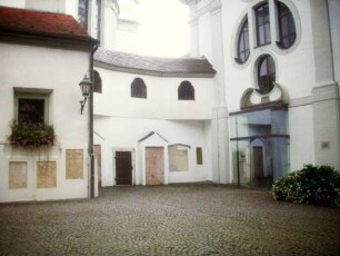 Klosterkirche-Klosterplatz am Langhaus mit Klostergebäuden
