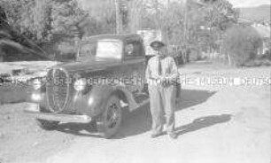 Selbstversenkung des Hochseepassagierdampfers "Columbus" am 19. Dezember 1939, Besatzungsangehörige im Internierungslager auf Angel Island, Kalifornien, Mann neben einem Lastwagen