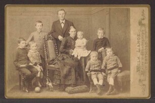 Familie Nacke. Detmold. Studioaufnahme der aus Ehrsen stammenden Familie. (Robert Nacke, Pfarrer in Detmold, Ehefrau Luise und sieben Kinder)