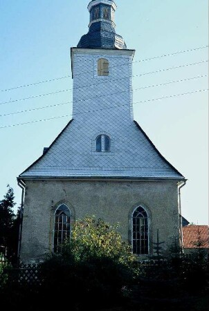 Giebelseite der Kirche mit Turm