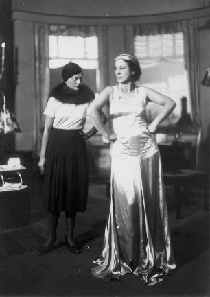 Nina. Komödie in drei Akten von Bruno Frank. Staatsschauspiel Dresden, Uraufführung 03.09.1931 : Cara Gyl als Sekretärin Eva Weininger und Alice Verden als Nina Breuer