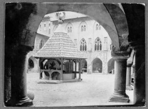 Im Burghof der Marienburg : Marienburg (Malbork/Polen). Hochschloss, Brunnenhof mit Pelikanbrunnen und Kreuzgang. Blick nach Süden