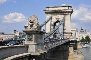 Budapest - Historische Kettenbrücke : Die historische Kettenbrücke mit der Löwenfigur. Aufgenommen in der City von Budapest am 13. Juni 2011