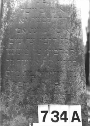 Grabstein 734 (Index: 99900426) Material: Sandstein Zustand: stark verwittert Maße HxBxT: 126x41x16 cm Beschreibung: aufgesockelte Stele mit Dreiecksabschluss, oberhalb der Inschrift Stern Symbolik: Stern: Grabstein 734A (Detailaufnahme 1)