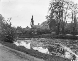 Unbekannter Ort. Dorfteich mit Schloss und Gutshof