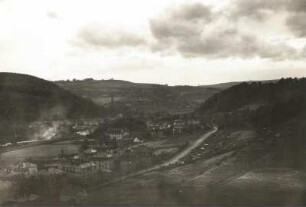 Freital. Blick von Döhlen über Hainsberg gegen Rabenauer Höhen. Rechts der Backofenfelsen