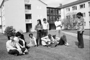 Freiburg: Gruppe internationaler Studenten im Hof der Thomas Morus Burse