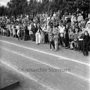 "Old Reinfelder Jungs e.V.": 30-jähriges Jubiläum: Musikfest: Stadion am Bischofsteicher Weg: vorne Aschenbahn: hinter Absperrung Zuschauer, 8. Juli 1979