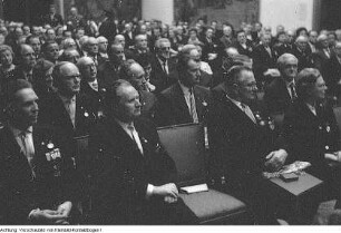 Auszeichnung von Aktivisten der ersten Stunde, Heinz Nicolaus im VEB Prefo, Heinz Fiedler am Telefon, Stadtrat Helmuth Welz, Übergabe einer Fahne aus Smolensk von Soldaten der Sowjetarmee, u.a., Mai-Juni 1965