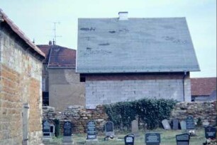 Teilansicht des Friedhofs mit Grabsteinen