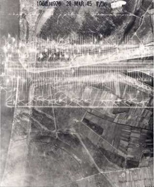 Amerikanische Luftbildaufnahmen von Kriegszerstörungen. Ausrichtung nach Norden (Bildstöreffekt). Rhein (links) / Vorhafen / Rheinhafen (Stichkanal)