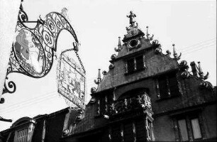 Colmar: Aushängeschild [Nasenschild] und Giebel des Kopfhauses