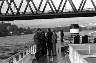 Rheinfahrt: Unter Eisenbahnbrücke
