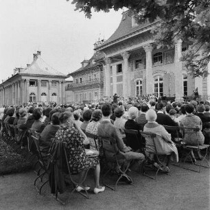 Serenade in Pillnitz mit Kurt Masur : Serenade im Hof von Schloß Pillnitz. Konzert der Dresdner Philharmonie unter Leitung von Kurt Masur, Zuhörer und Orchester