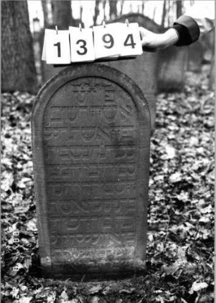 Grabstein 1394 (Index: 99903466) Material: Sandstein Zustand: leicht eingesunken Maße HxBxT: 87x42x6 cm: Grabstein 1394