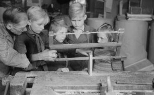 Reportage über Schüler und Lehrer der Schule am Spittelmarkt : Lehrer mit Schülern während des Werk-Unterrichts